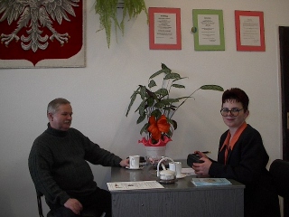 od lewej: pan Krzysztof Czubara (dziennikarz), pani Jadwiga Hereta (dziennikarz)