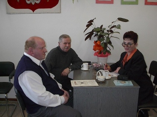 od lewej: pan Henryk Kulik (dyrektor zespou), pan Krzysztof Czubara (dziennikarz), pani Jadwiga Hereta (dziennikarz)