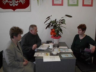 od lewej: pani Barbara Fik (wicedyrektor zespou), pan Krzysztof Czubara (dziennikarz), pani Elbieta Widyma (nauczyciel historii)